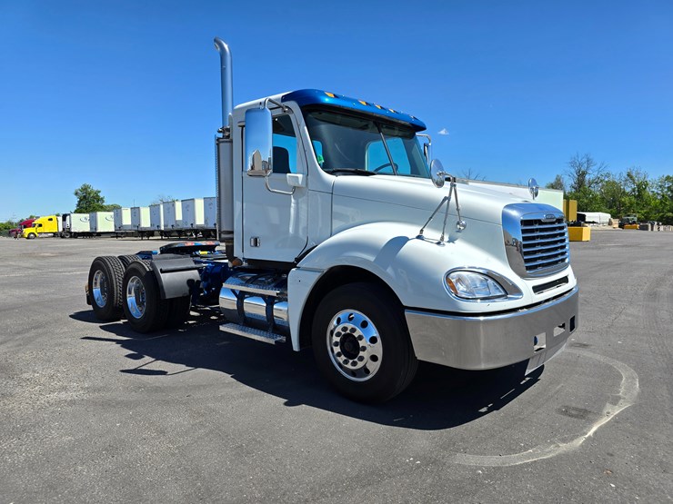 2020-freightliner-columbia-120-image-47