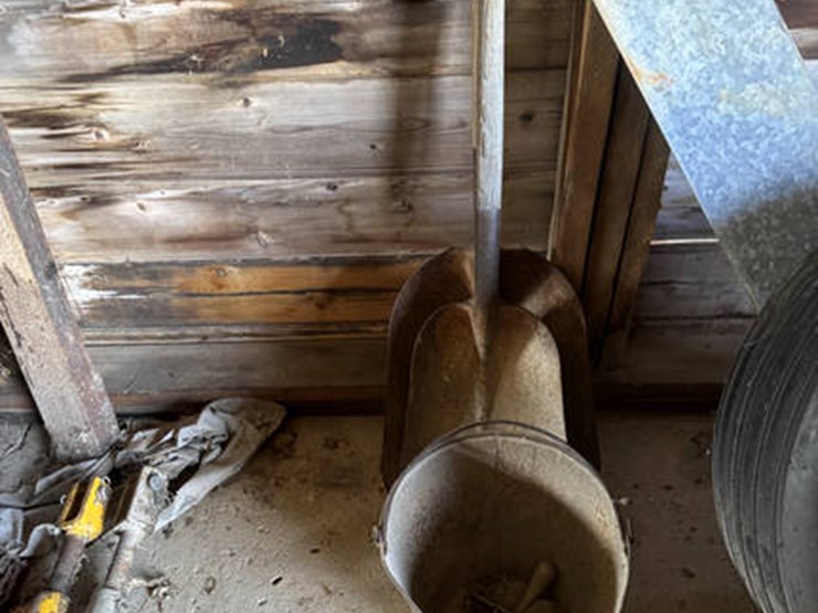 #1396-•-2-shovels-&-1-bucket-image-1