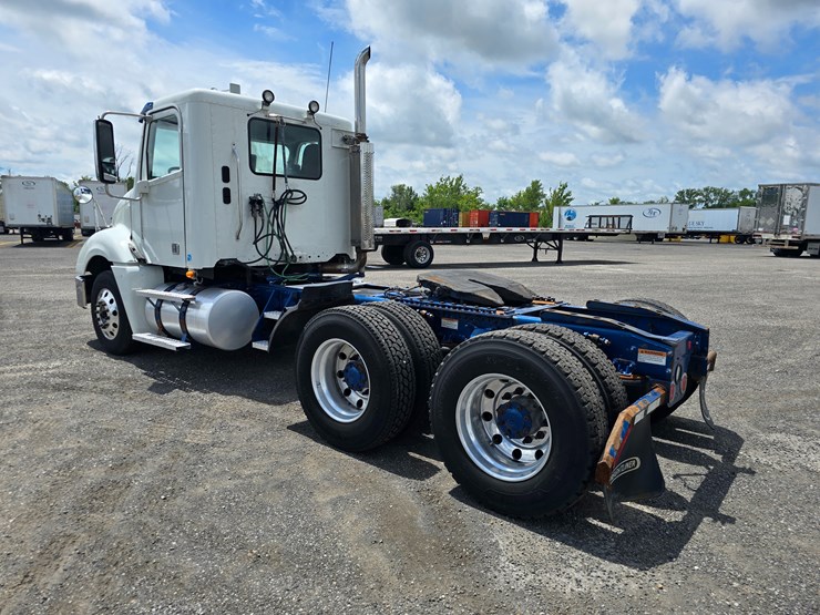 2020-freightliner-columbia-120-image-11