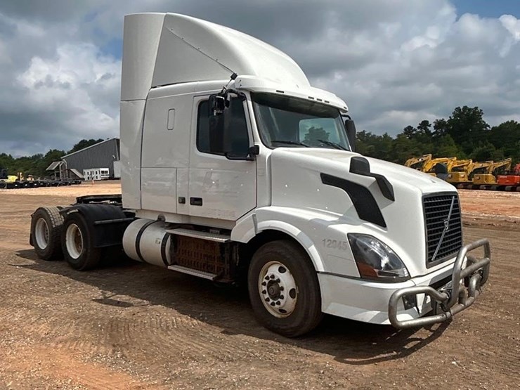 2016-volvo-vnl64t630-image-2