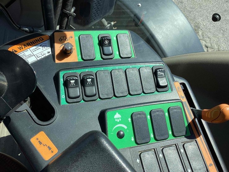 2021-case-trident-5550-spreader-image-75