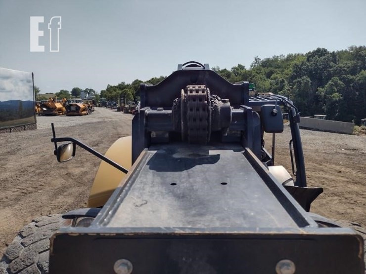2019-caterpillar-tl1055d-image-16
