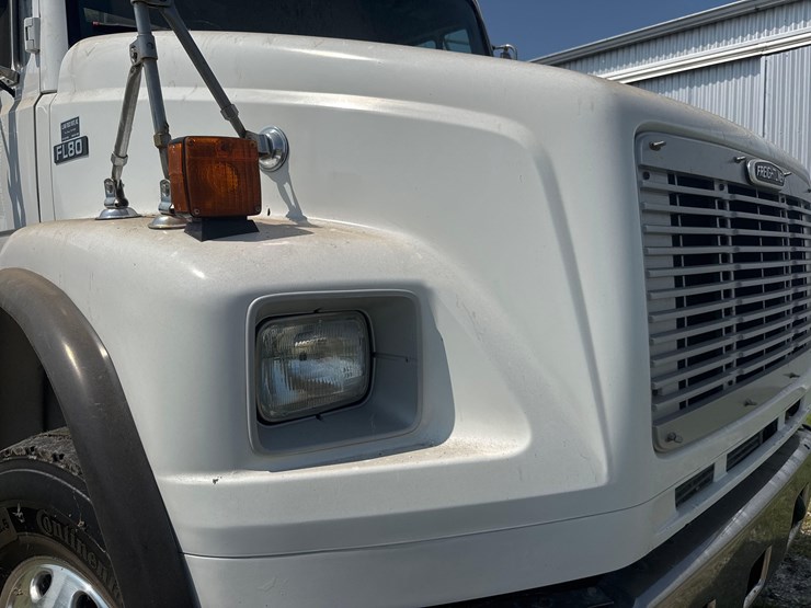 2003-freightliner-fl80-image-22