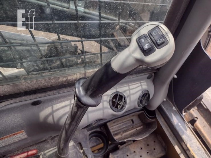 new-holland-c237-image-9