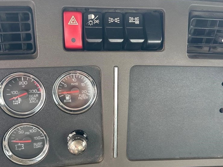 2015-kenworth-t880-image-30