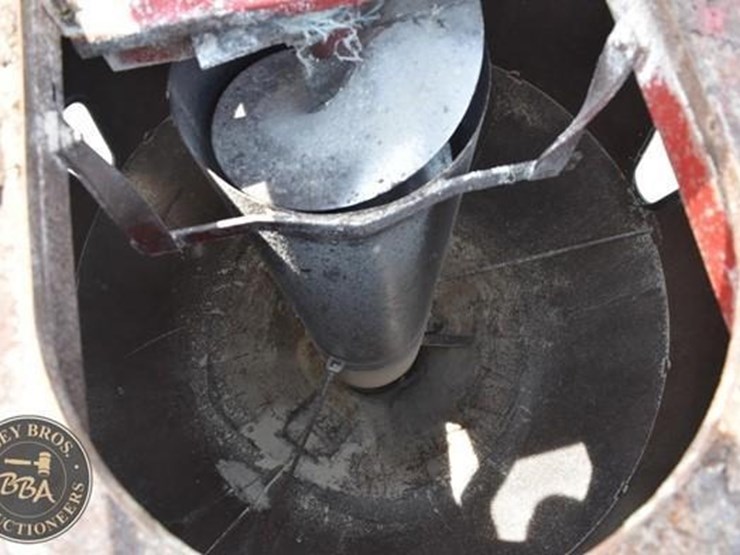 new-holland-353-image-31
