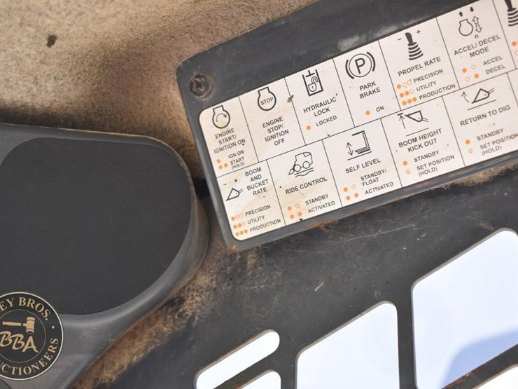 2019-deere-325g-image-54