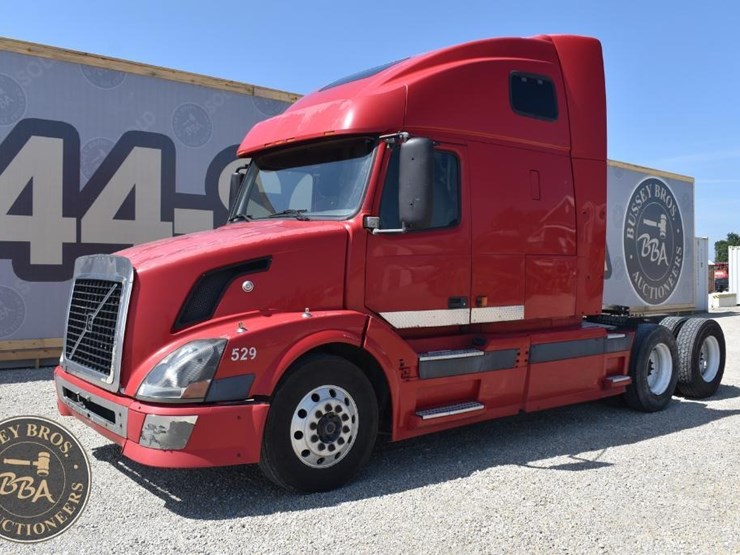 2005-volvo-vnl64t670-image-1