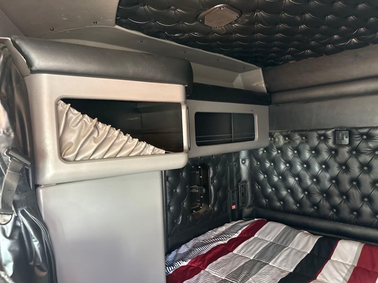 2019-kenworth-w900l-image-54