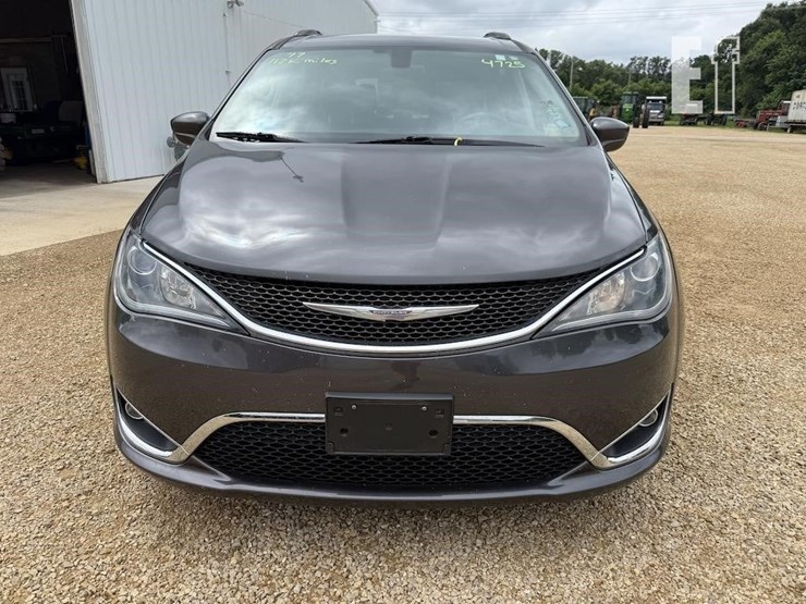 2017-chrysler-pacifica-image-2