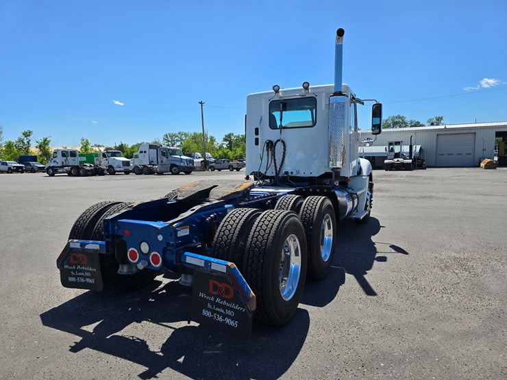 2020-freightliner-columbia-120-image-30