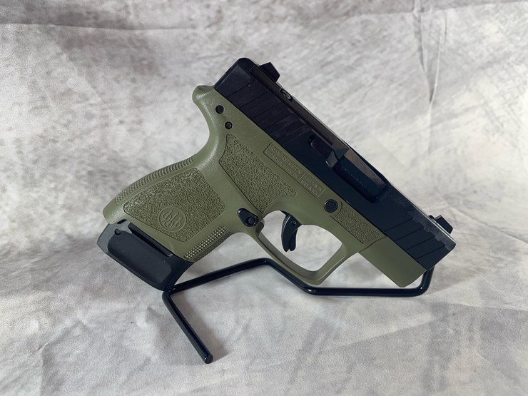 #4379-•-beretta-apx-a1-carry-9mm-luger-pistol,-sn:-axc157653-image-3