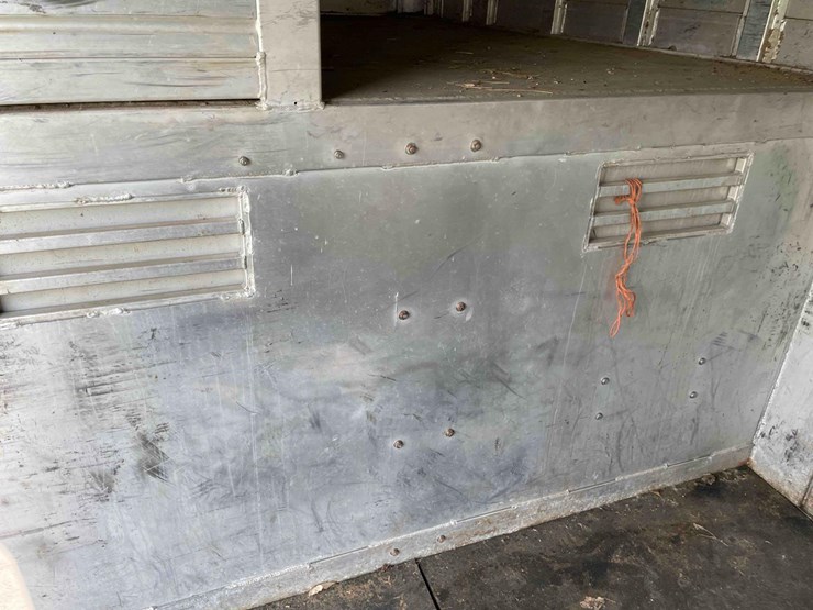 2006-8’x28’-c&c-aluminum-livestock-trailer-image-63