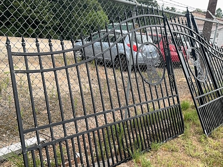 two-8-foot-gates-with-whitetail-image-2