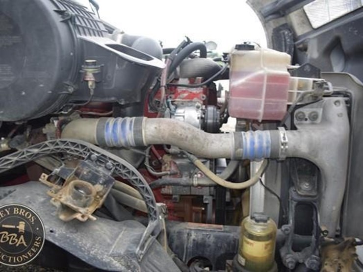 2014-volvo-vnl64t670-image-53