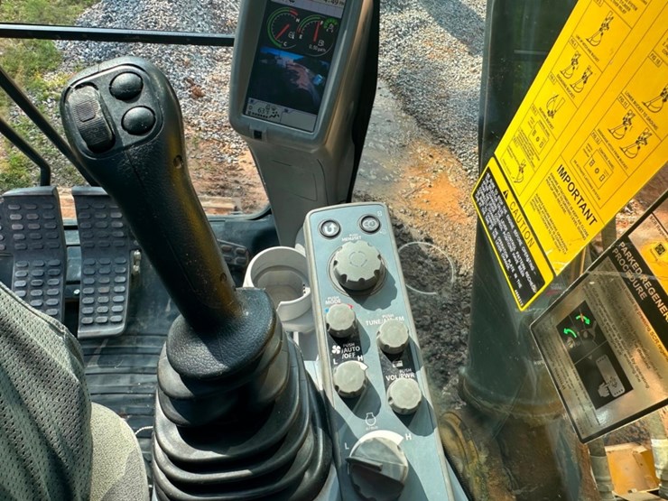 2018-deere-245g-lc-image-44
