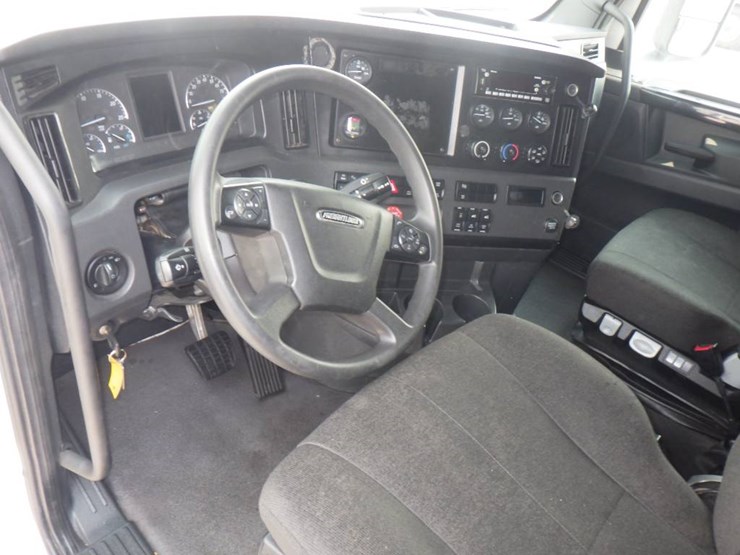 2023-freightliner-cascadia-126-image-9