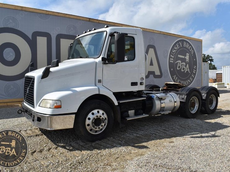 2015-volvo-vnm64t200-image-5