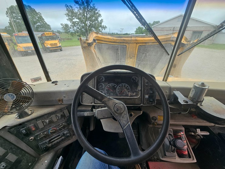 2005-freightliner-fs65-image-85