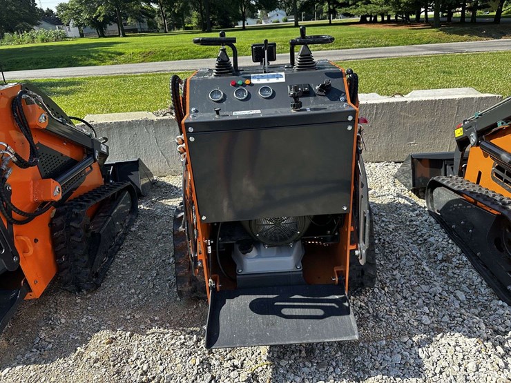 mini-skid-steer-image-13