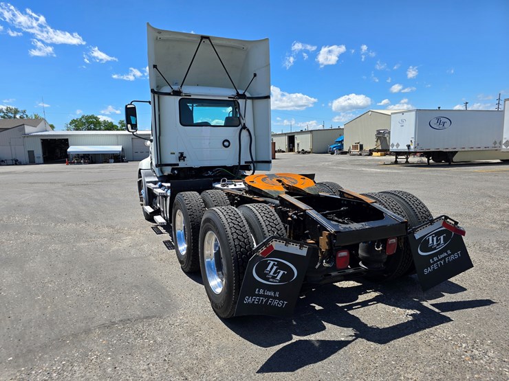 #16603-•-2016-mack-cxu613-day-cab-image-11