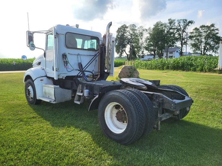 2008-peterbilt-384-image-3