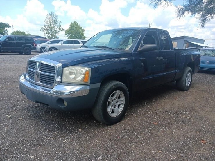 2005-dodge-dakota-image-3