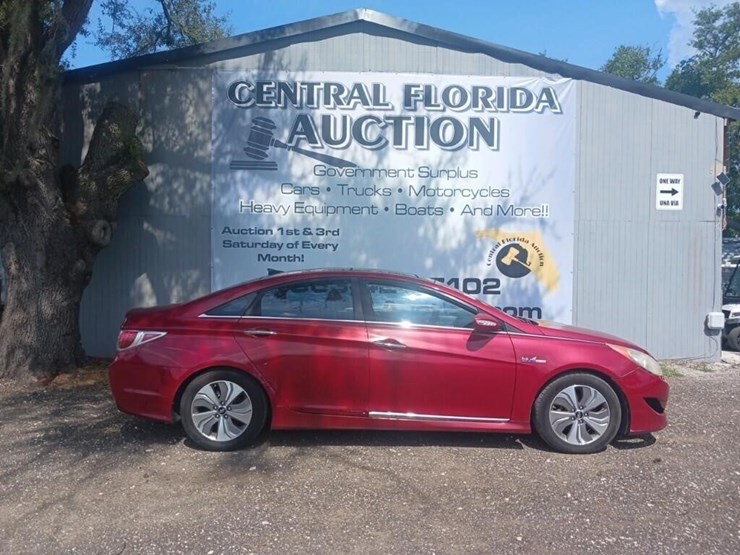 2013-hyundai-sonata-hybrid-base-runs/moves-image-1