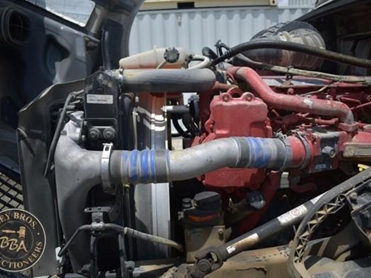 2014-volvo-vnl64t670-image-18