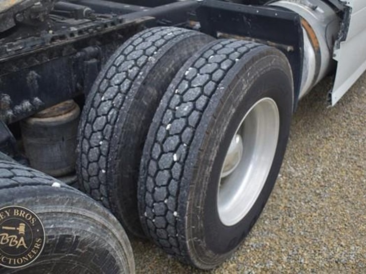 2014-volvo-vnl64t670-image-34