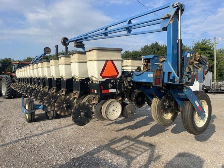 2001-kinze-3600-image-11