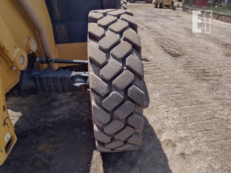 2017-caterpillar-tl1055d-image-22