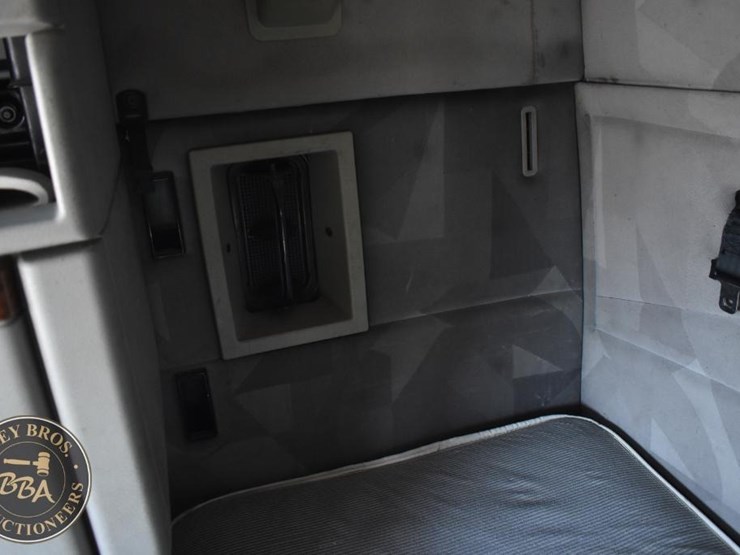 2005-volvo-vnl64t670-image-74