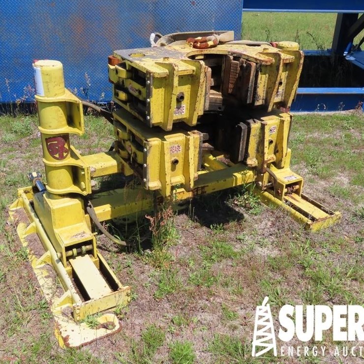 (F-4) SERVICE KING SK-100 100-Ton Iron Roughneck,