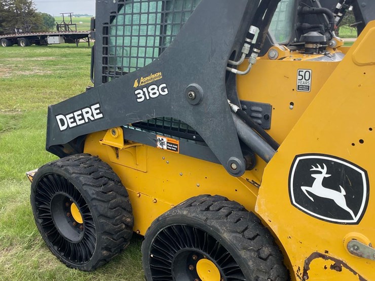 2019-deere-318g-image-18