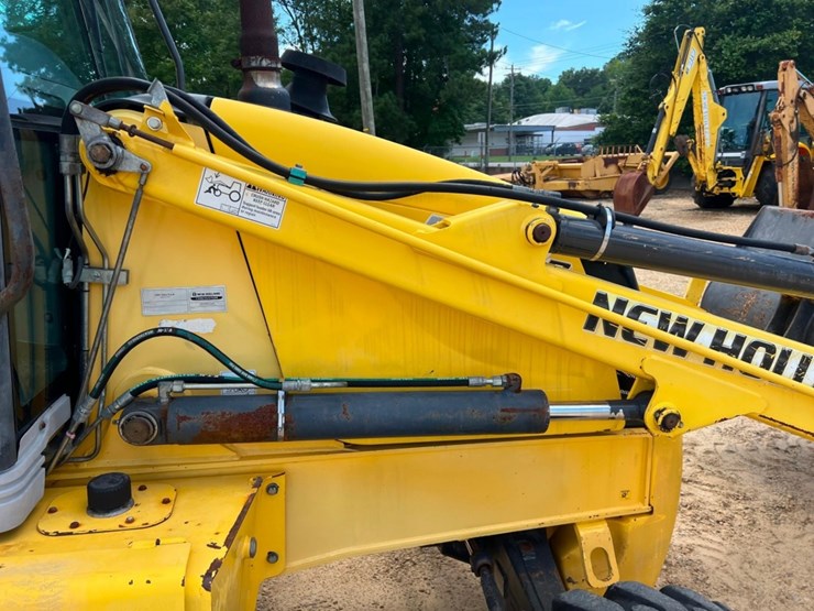 2011-new-holland-b95b-image-51