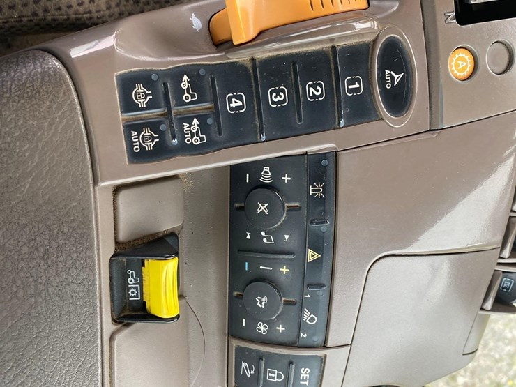 2016-john-deere-8245r-image-38