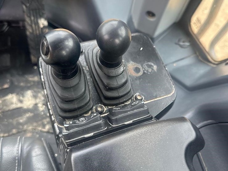 2020-deere-844l-image-38