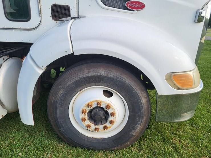2008-peterbilt-384-image-38