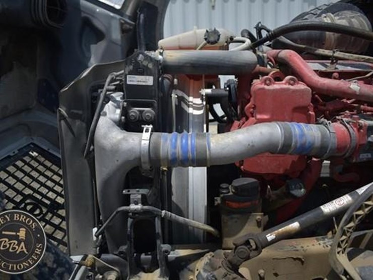 2014-volvo-vnl64t670-image-19