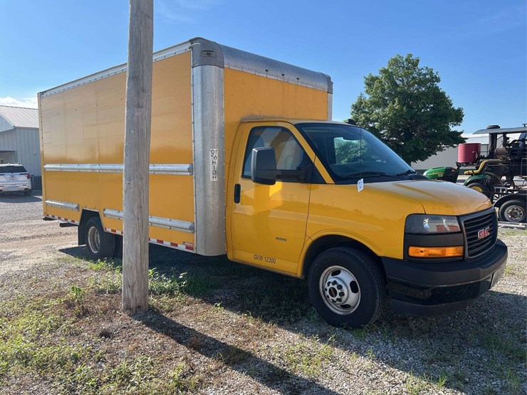 2018-gmc-savana-box-truck-image-2