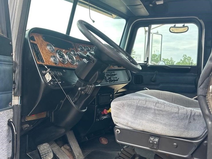 2001-peterbilt-378-image-24