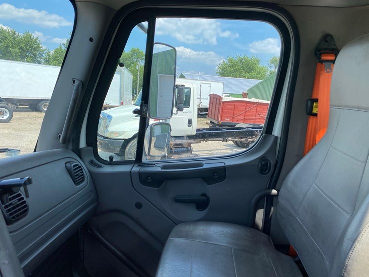 2014-freightliner-m2-image-52