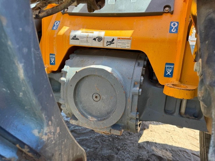 2021-liebherr-l556-image-17