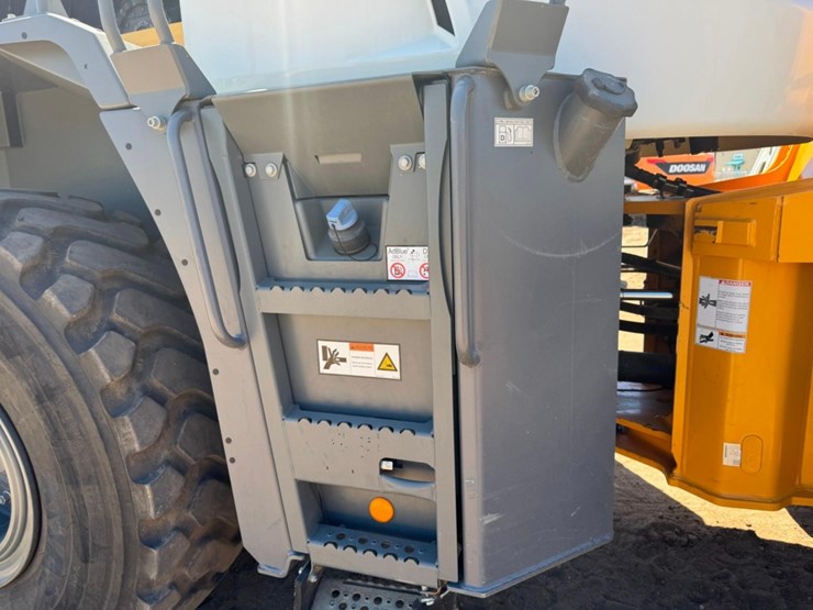 2021-liebherr-l556-image-28