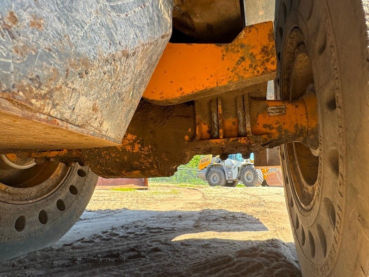 2011-liebherr-l586-image-55