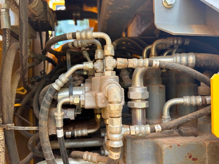 2018-deere-245g-lc-image-36