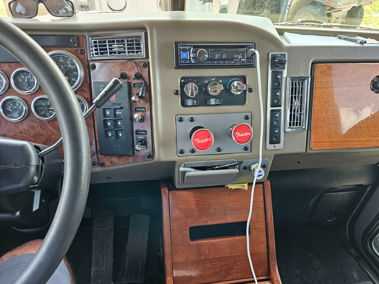 2007-peterbilt-335-image-73
