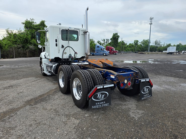2018-freightliner-columbia-120-image-13
