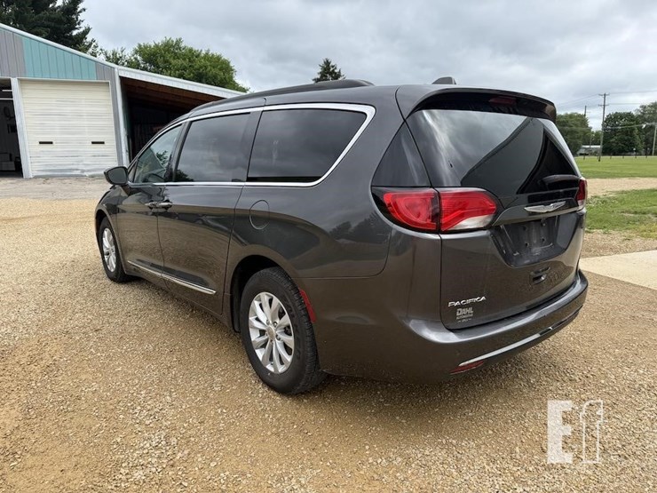 2017-chrysler-pacifica-image-6
